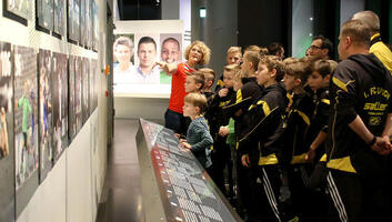 Jugendliche bei der Führung im Deutschen Fußballmuseum