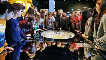 Schulklasse entdeckt Stadionmodell im Deutschen Fußballmuseum
